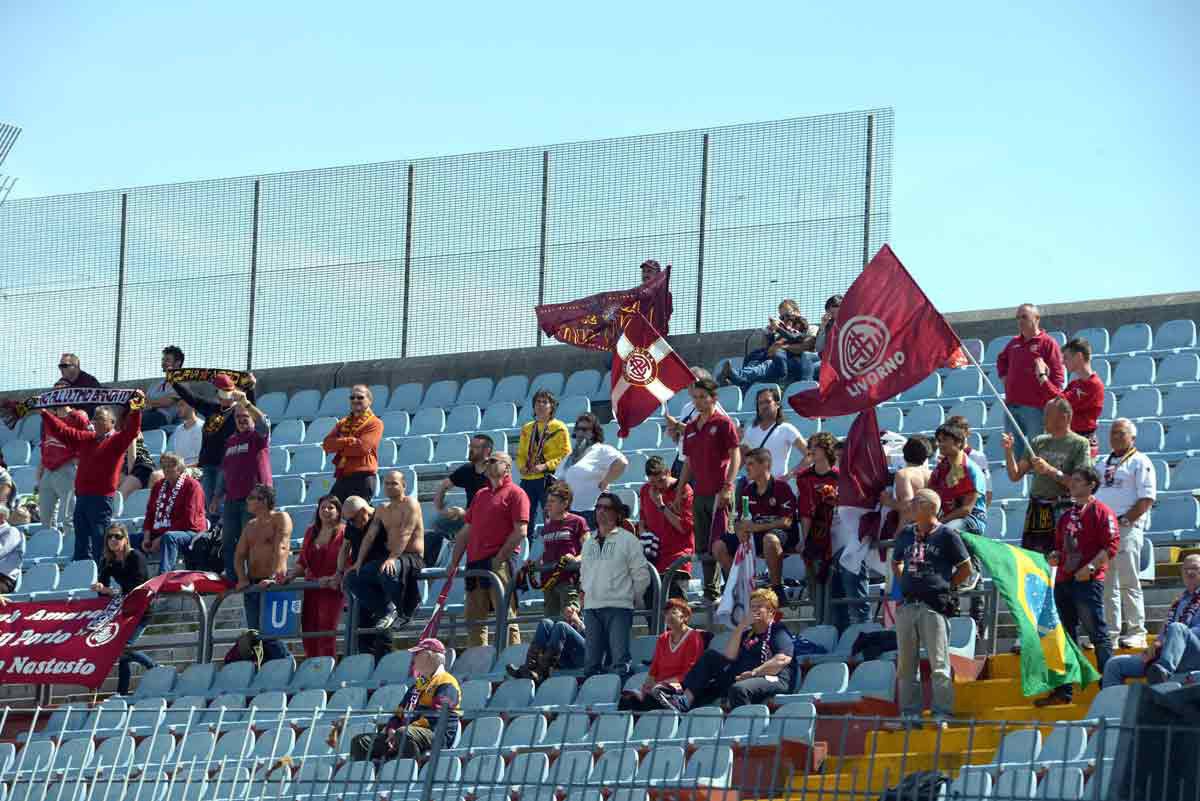 Livorno polemica tifosi calciatore amaranto Serie B