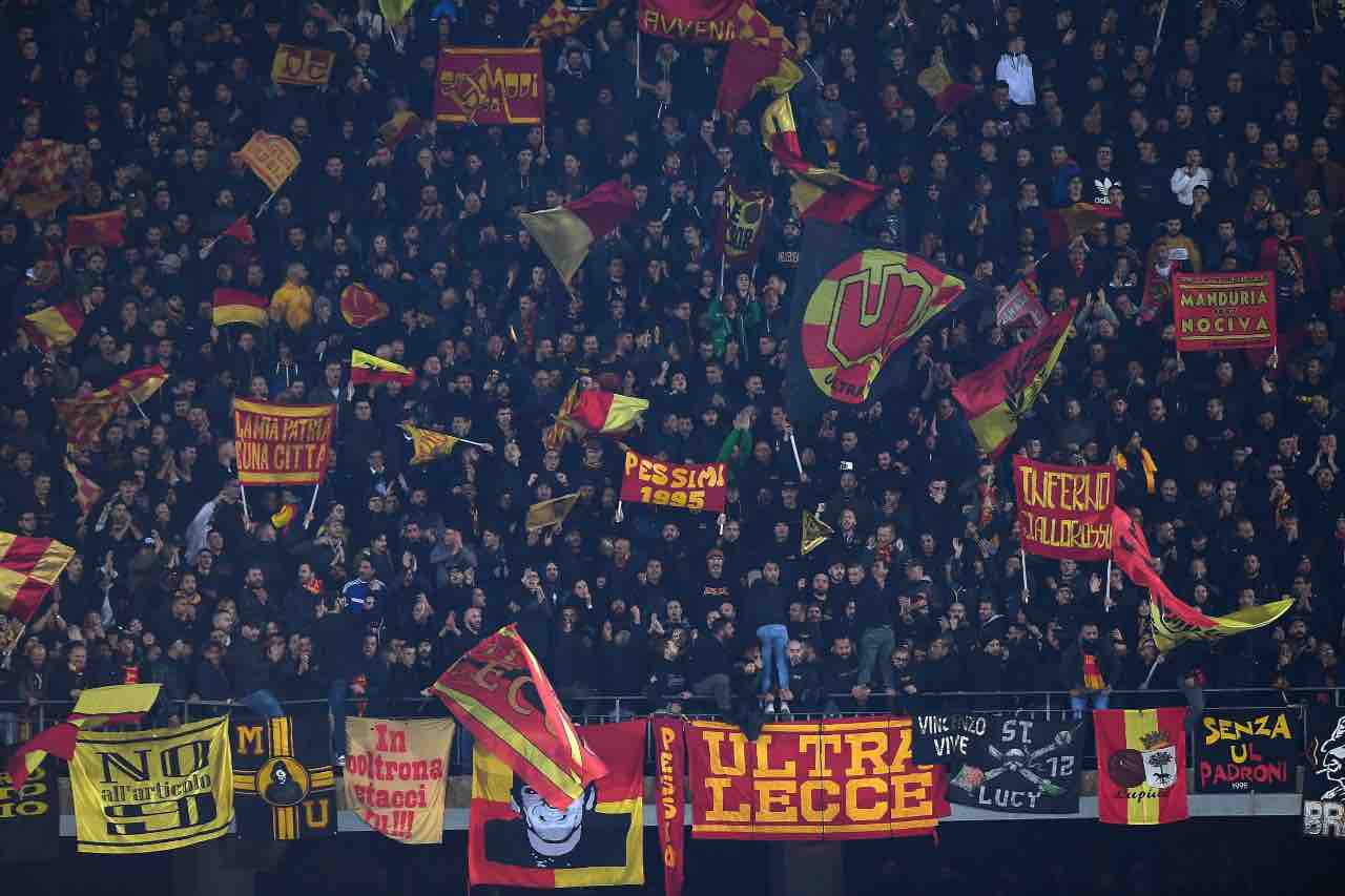 Lecce tifosi scontri Bari Roma pullman fiamme autostrada Cerignola