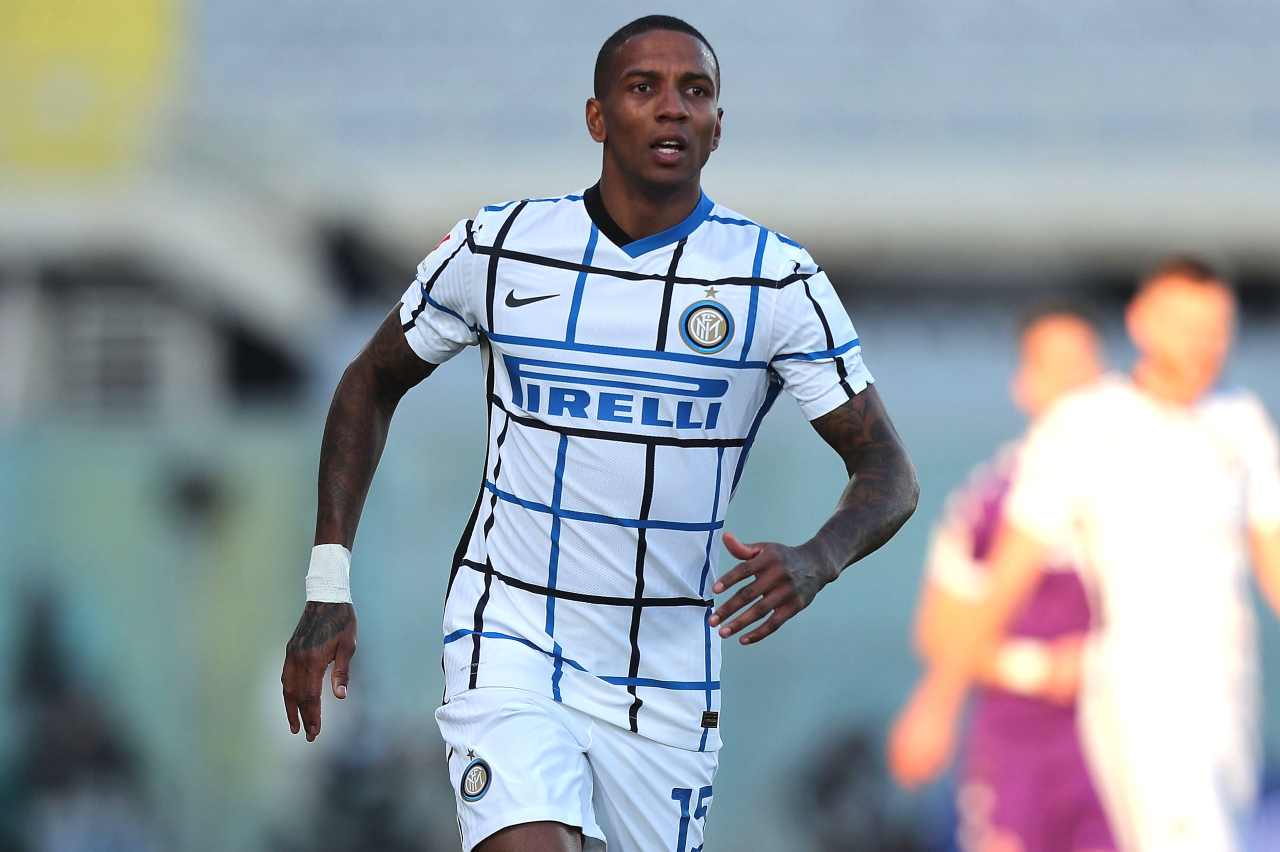 Calciomercato, Young lascia l'Inter | Mossa di Conte: niente Serie B