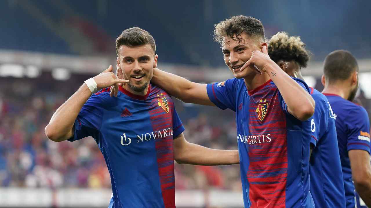 UEFA Conference League: Sebastiano Esposito e Darian Males festeggiano il primo gol del Basilea contro l'Ujpest (foto di Christian Kaspar-Bartke/Getty Images).