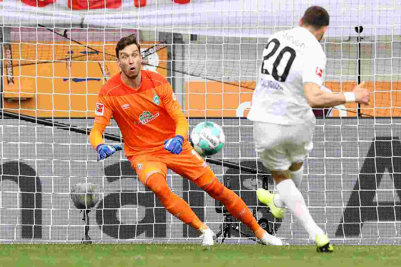 Il portiere Jiri Pavlenka del Werder Brema in azione contro l'Augsburg. Foto ©Getty Images.