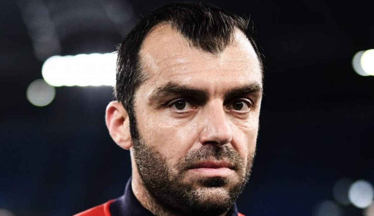 Goran Pandev osserva