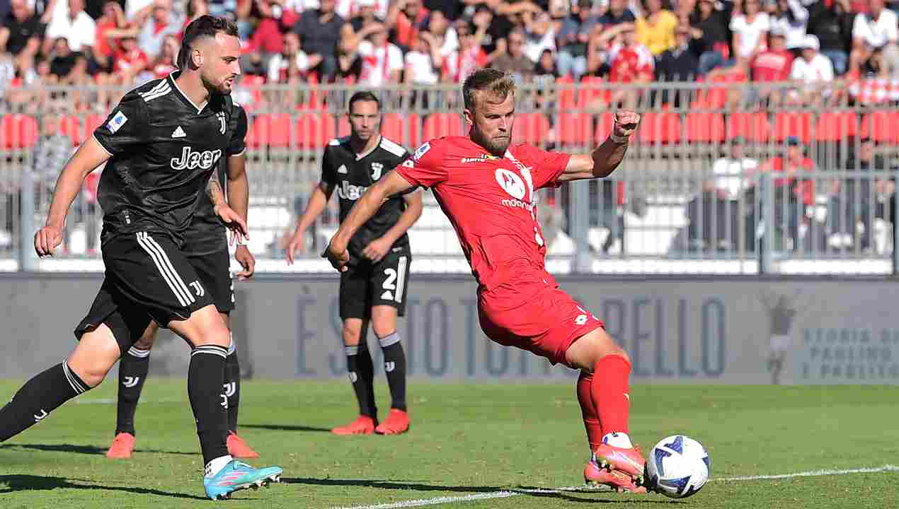 Christian Gytkjaer in azione contro la Juventus