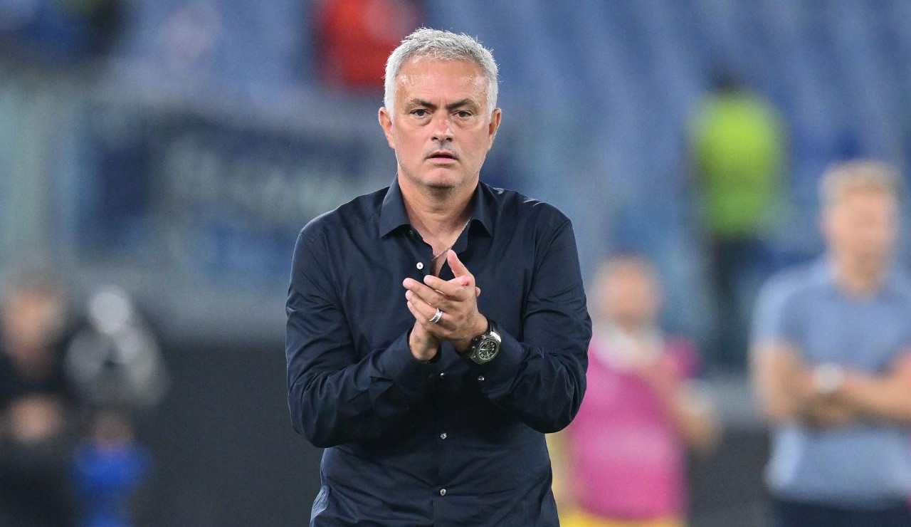 Jose Mourinho applaude