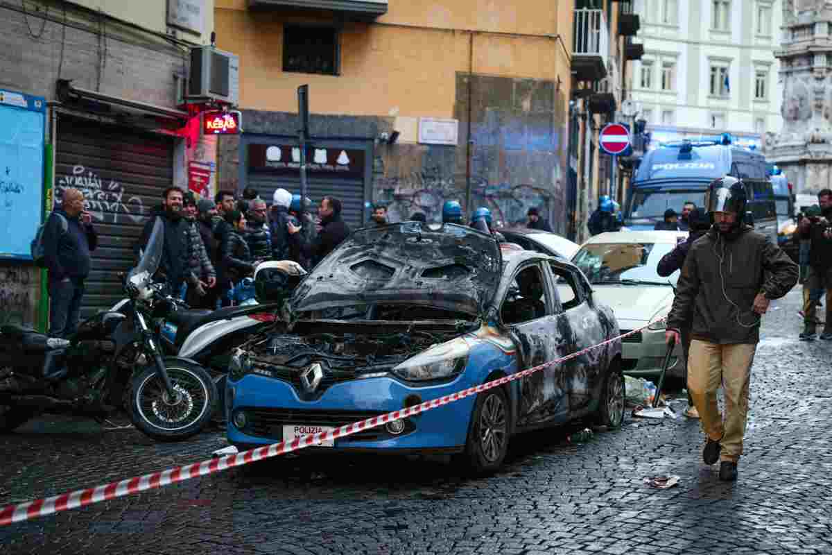 L'ex sindac di Napoli Luigi De Magisrris ha criticato aspramente la gestione dell'ordine pubblico