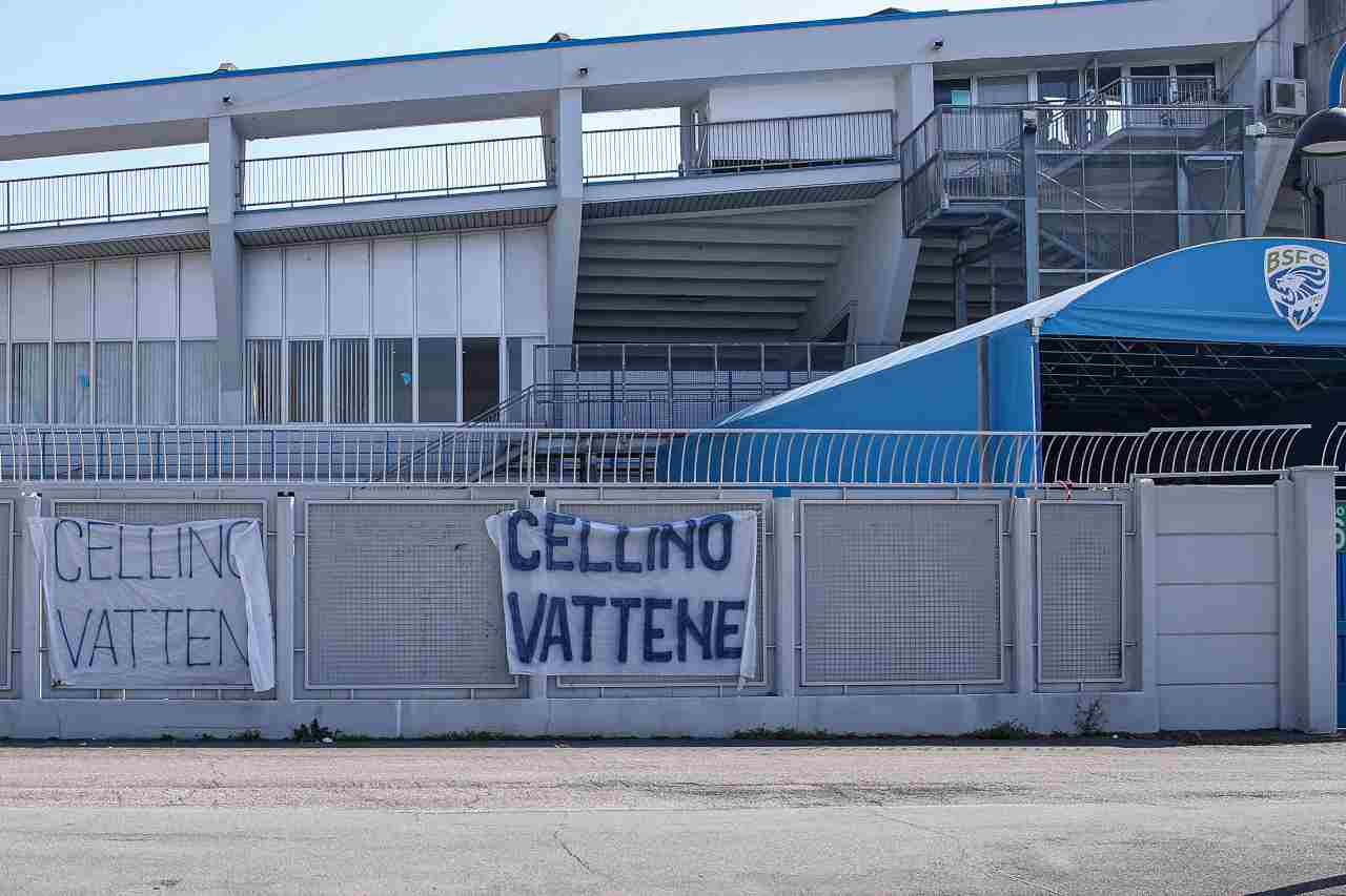 Striscione contro Cellino fuori dallo stadio Rigamonti