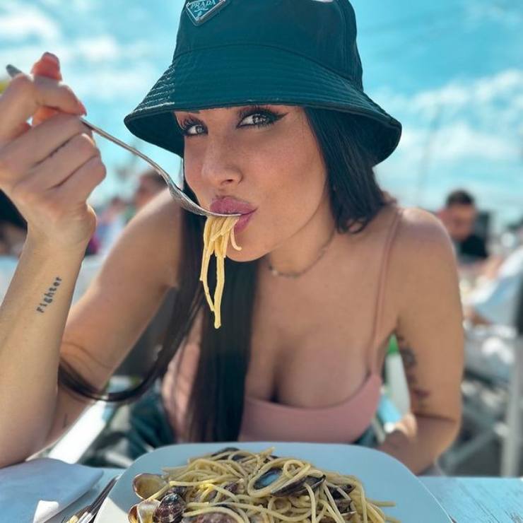 Valentina Vignali si gusta il pranzo: si girano tutti