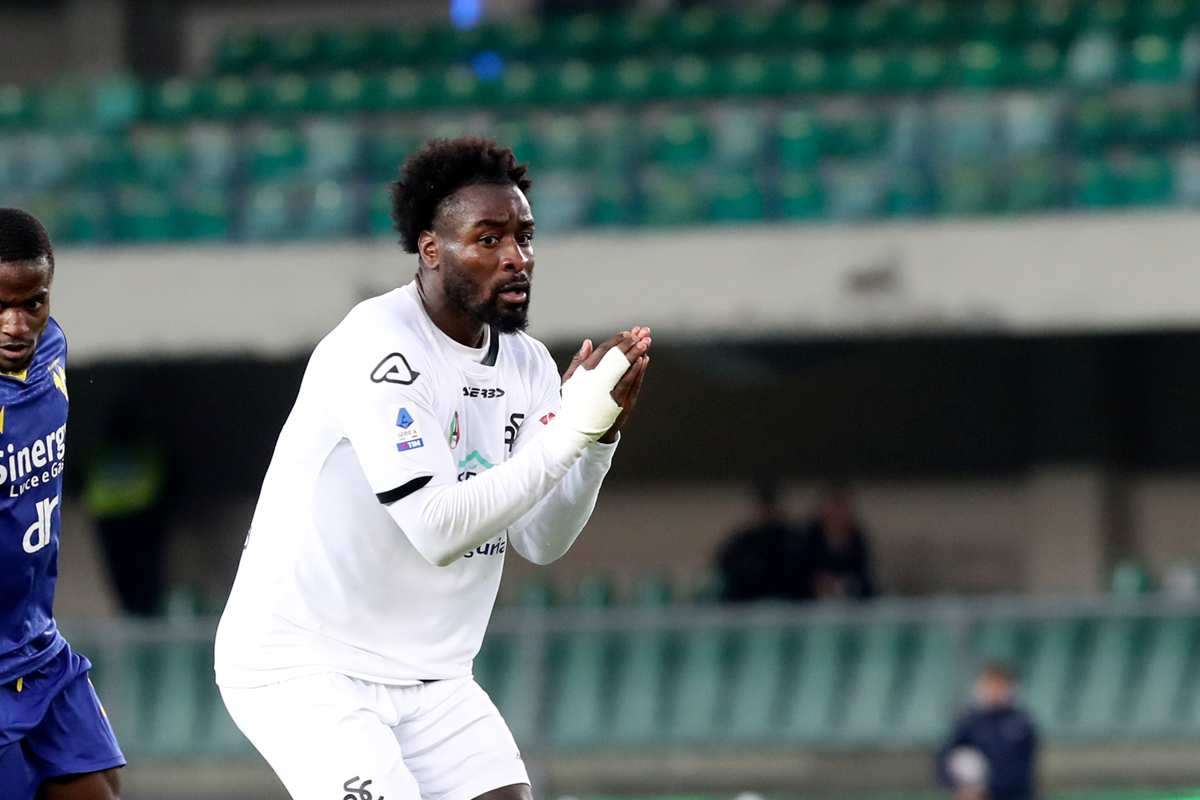 Calciomercato, sfida a due per Nzola