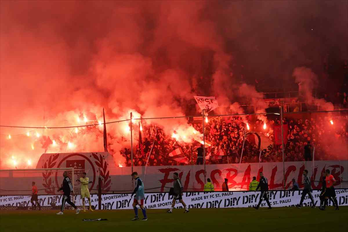 Lancio fumogeni derby sospeso