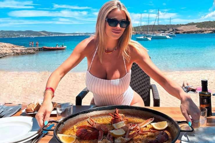 Diletta Leotta pranzo scollatura costume