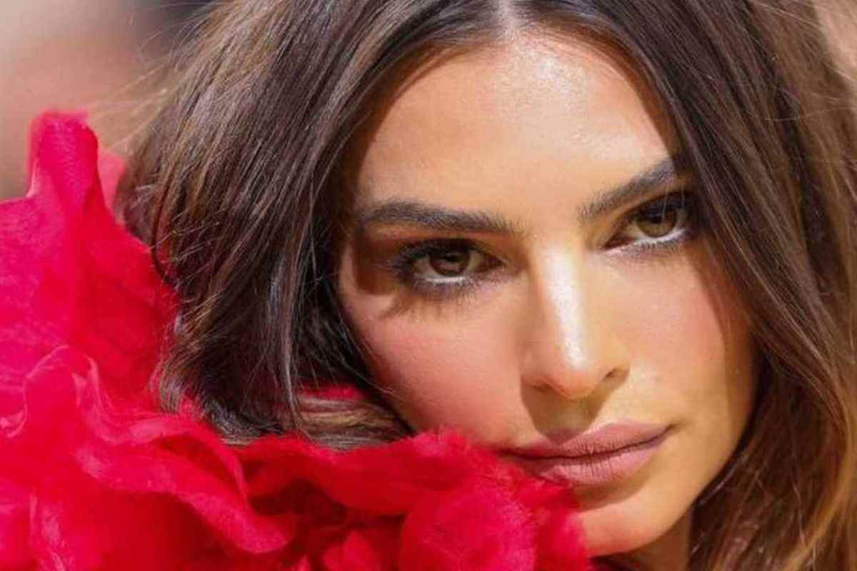 Emily Ratajkowski vestito scollatura gonna troppo corta