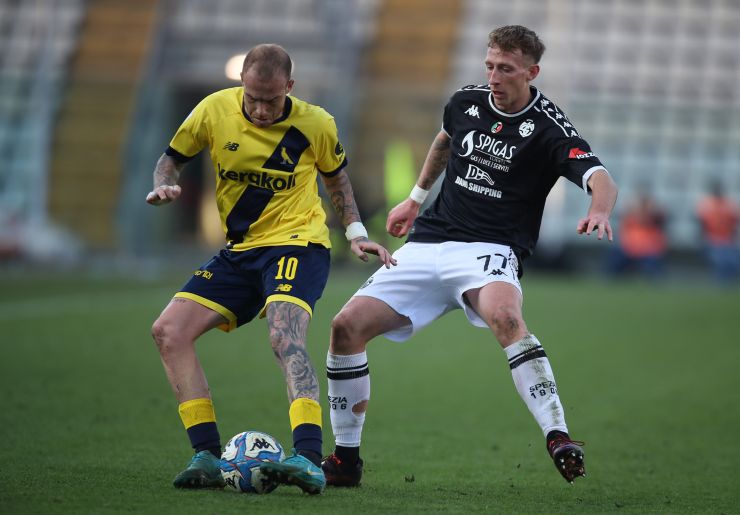 Nicolò Bertola a contrasto con un avversario