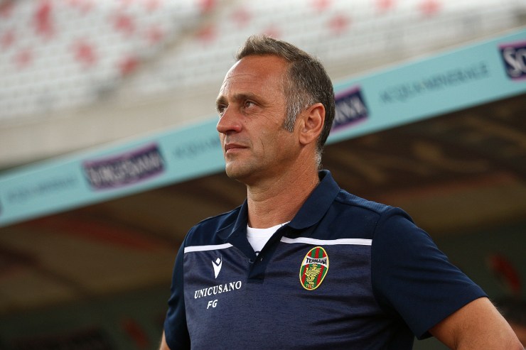 Fabio Gallo in primo piano e in piedi davanti alla sua panchina