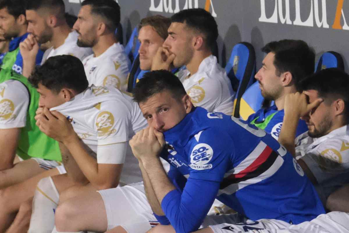 Giocatori della Sampdoria seduti in panchina