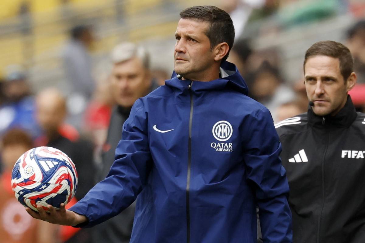 Cristian Chivu rimanda il pallone in campo