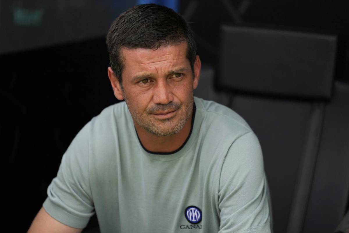 Cristian Chivu in primo piano e seduto in panchina