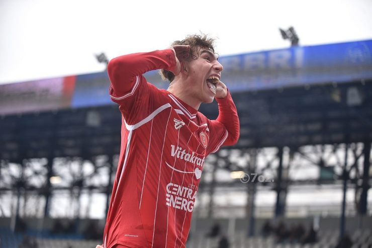 Luca Di Maggio esulta con la maglia del Perugia