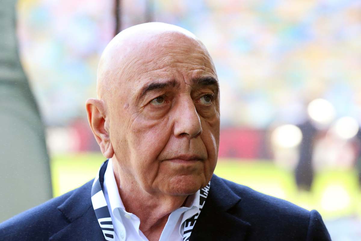 Adriano Galliani in primo piano e con lo sguardo di lato