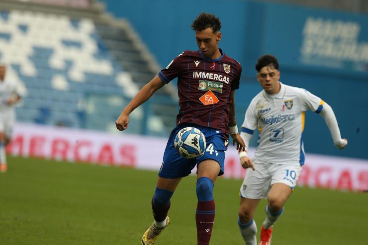 Alessandro Fontanarosa, con la maglia della Reggiana, difende il pallone da un avversario