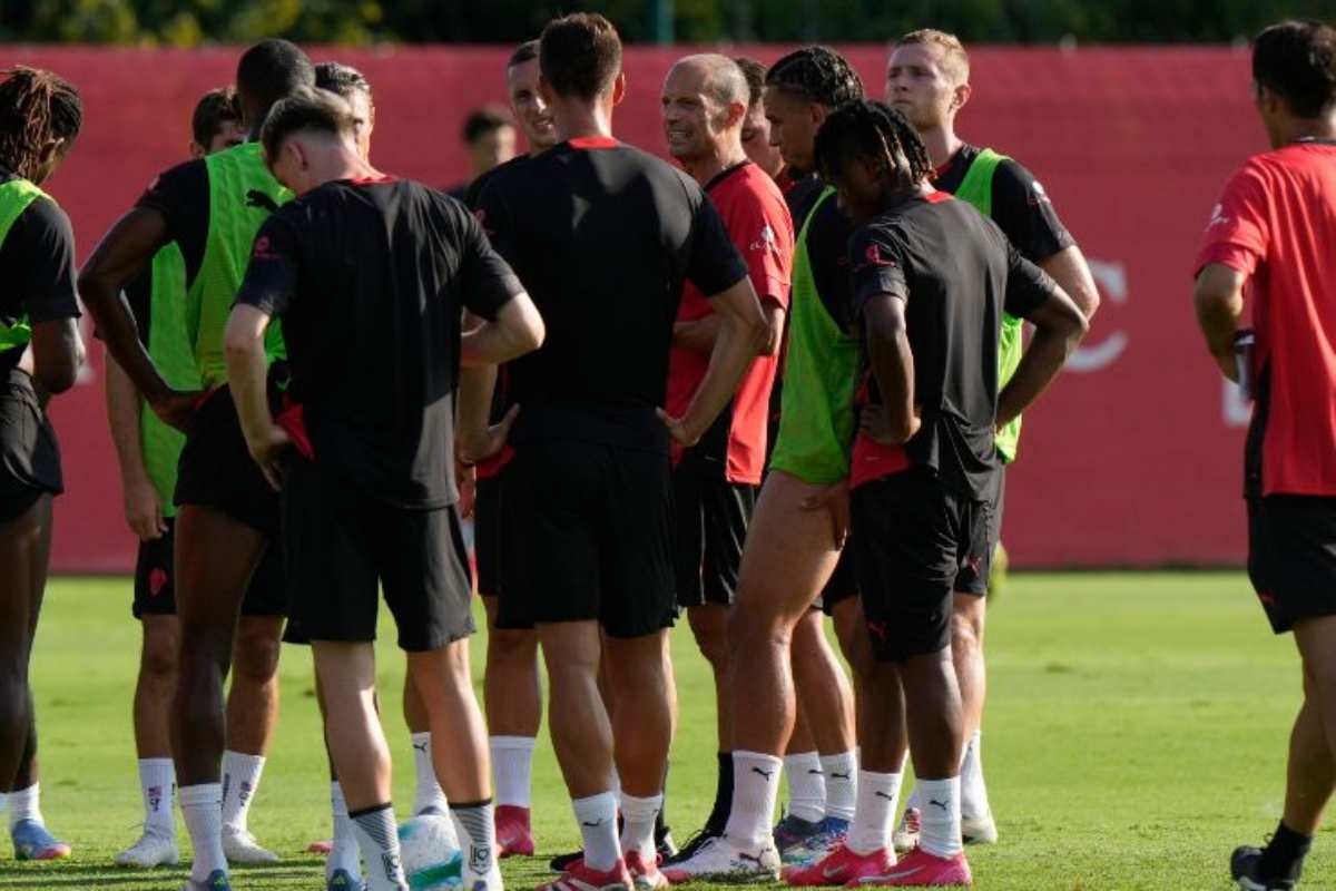 Allegri a colloquio con i giocatori del Milan