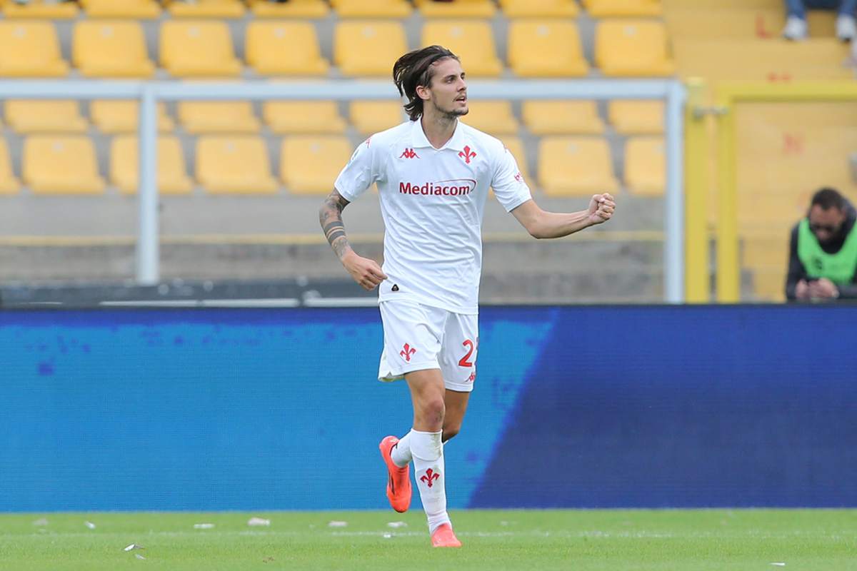 Andrea Colpani esulta con la maglia della Fiorentina