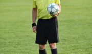 Arbitro con un pallone in mano