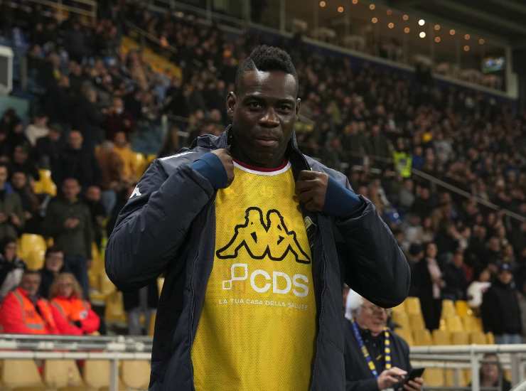 L'attaccante Mario Balotelli con il Genoa