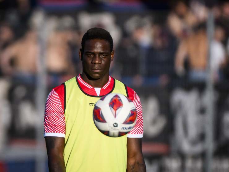 Mario Balotelli guarda un pallone