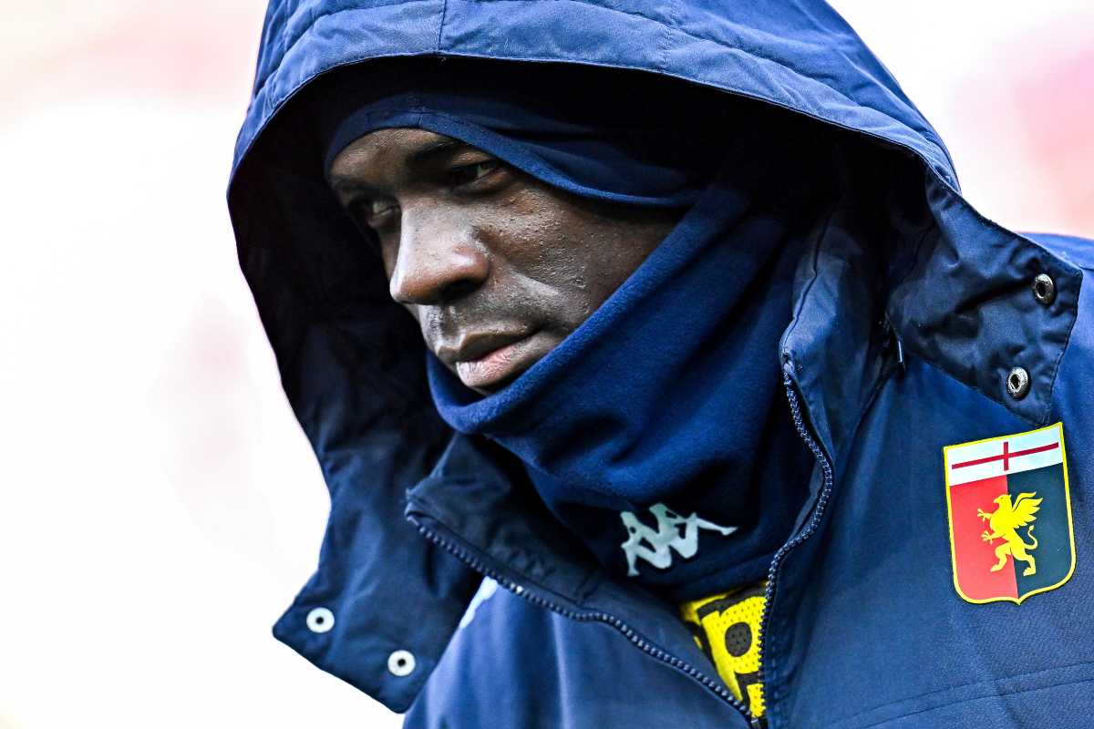 Primo piano di Mario Balotelli con un cappuccio in testa
