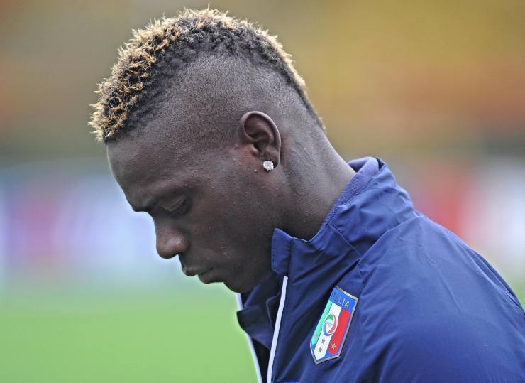 Mario Balotelli con lo sguardo basso