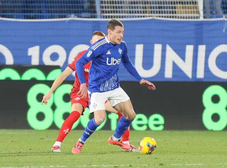 L'attaccante Andrea Belotti con il Como