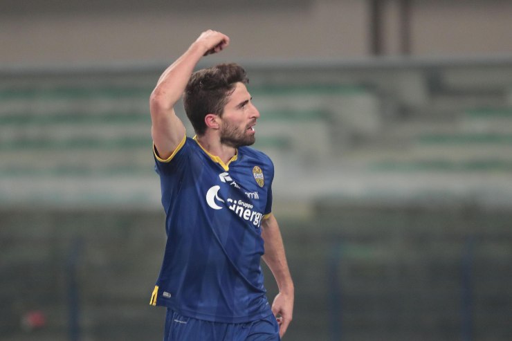 Fabio Borini con la maglia blu del Verona