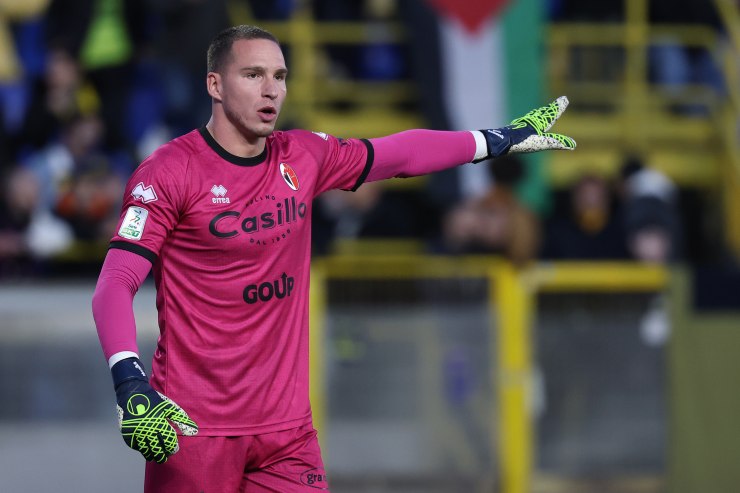 Boris Radunovic in primo piano e con il braccio sinistro allargato