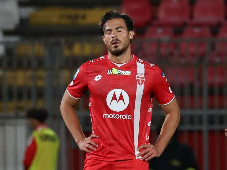 Andrea Carboni con le mani sui fianchi