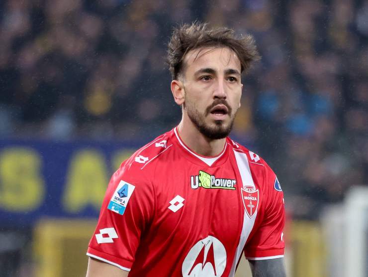 Primo piano di Gaetano Castrovilli con la maglia del Monza