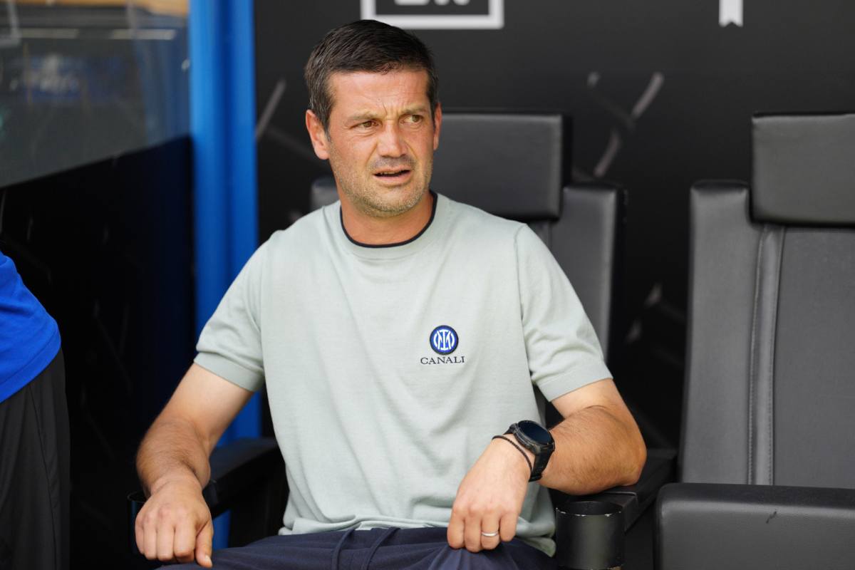 Cristian Chivu seduto in panchina