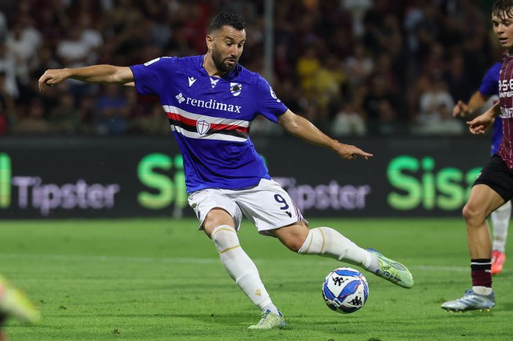 Massimo Coda calcia il pallone