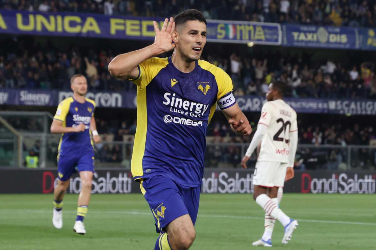 Davide Faraoni esulta con una mano dietro l'orecchio