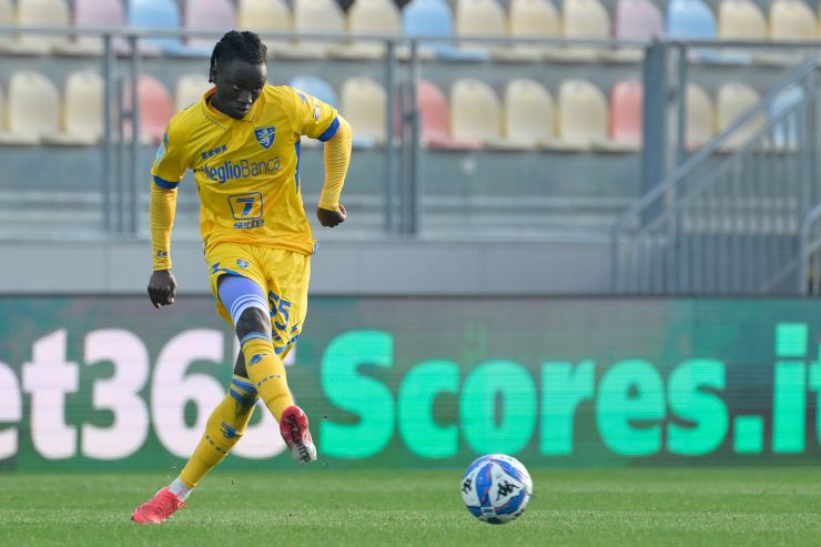 Ebrima Darboe, con la maglia del Frosinone, mentre effettua un passaggio