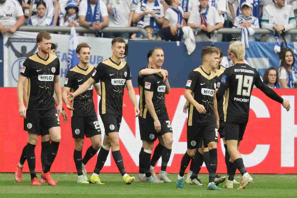 i giocatori dell'Elversberg squadra della Serie B tedesca