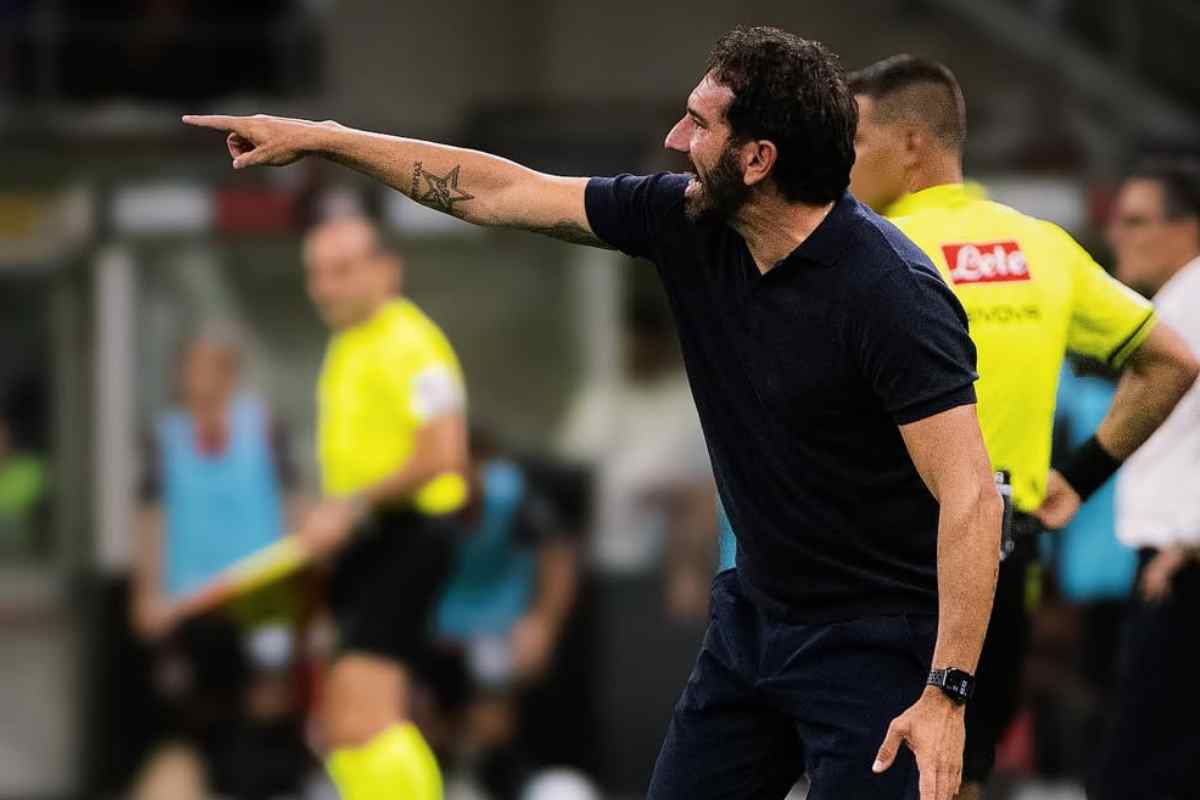 Fabio Caserta dà indicazioni dalla panchina