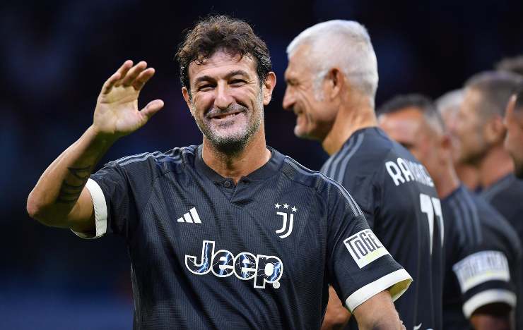 Ciro Ferrara saluta i tifosi della Juventus