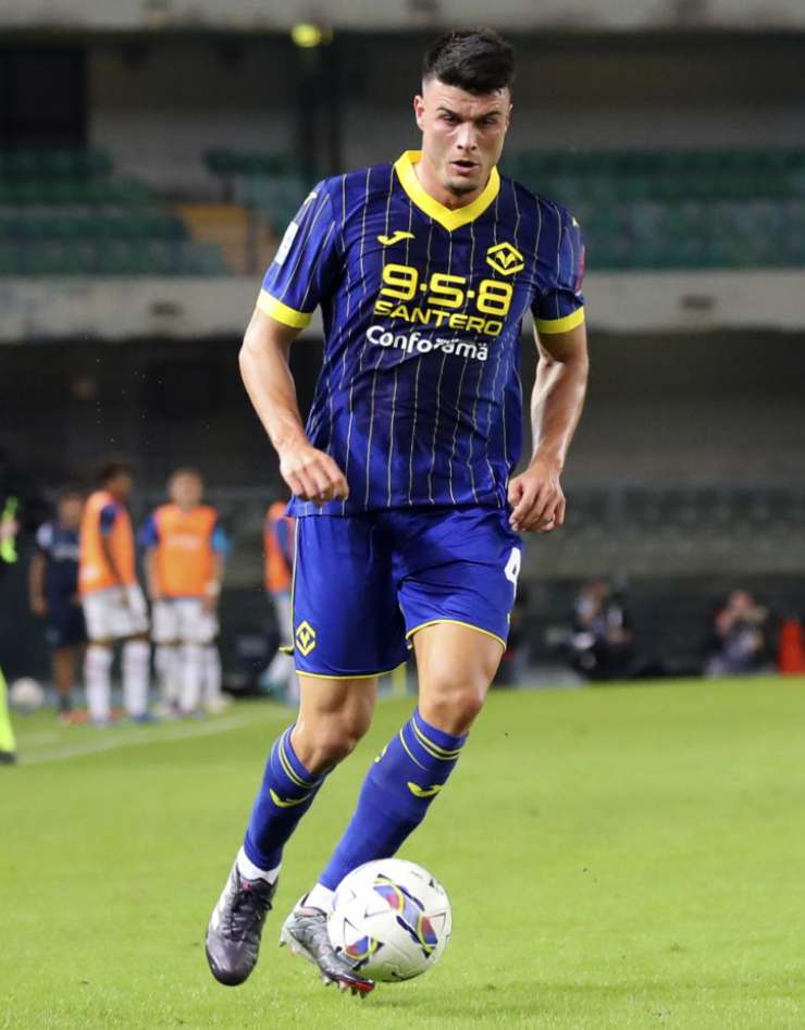 Flavius Daniliuc con il pallone tra i piedi e con la maglia dell'Hellas Verona