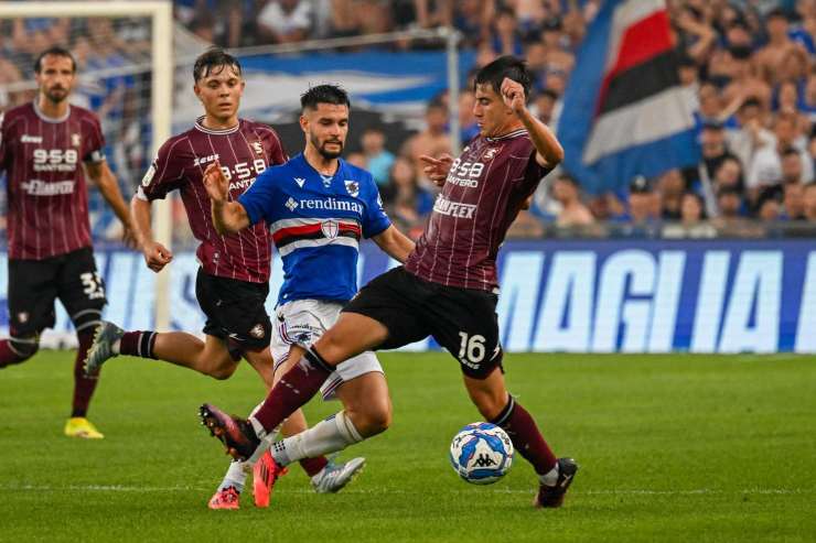 Gerard Yepes contende il pallone a un avversario