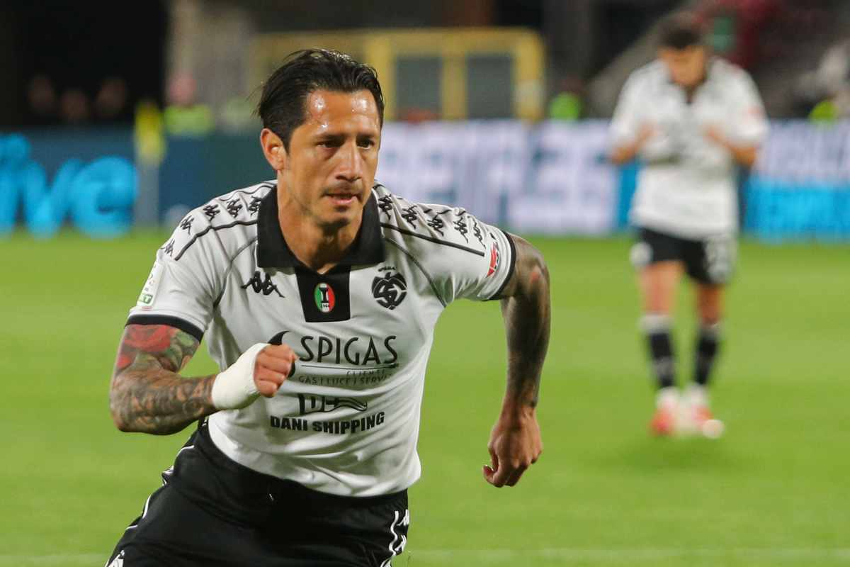 L'attaccante dello Spezia Gianluca Lapadula