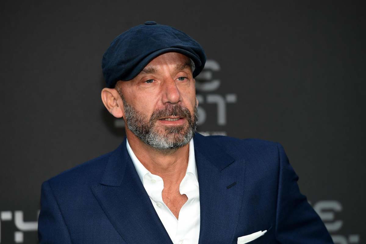 Primo piano di Gianluca Vialli con una coppola in testa