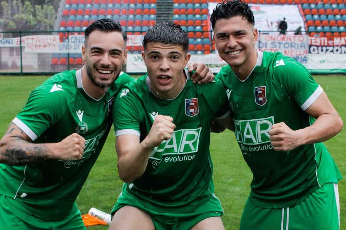 Giocatori del Gozzano esultano dopo una vittoria