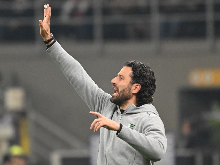 Fabio Grosso dà indicazioni ai giocatori