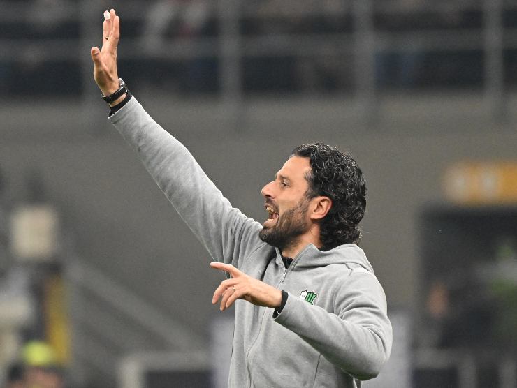 Fabio Grosso dà indicazioni ai giocatori del Sassuolo