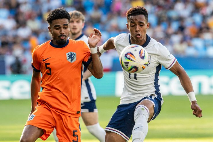 Omrai Hutchinson in azione con l'Under 21 inglese